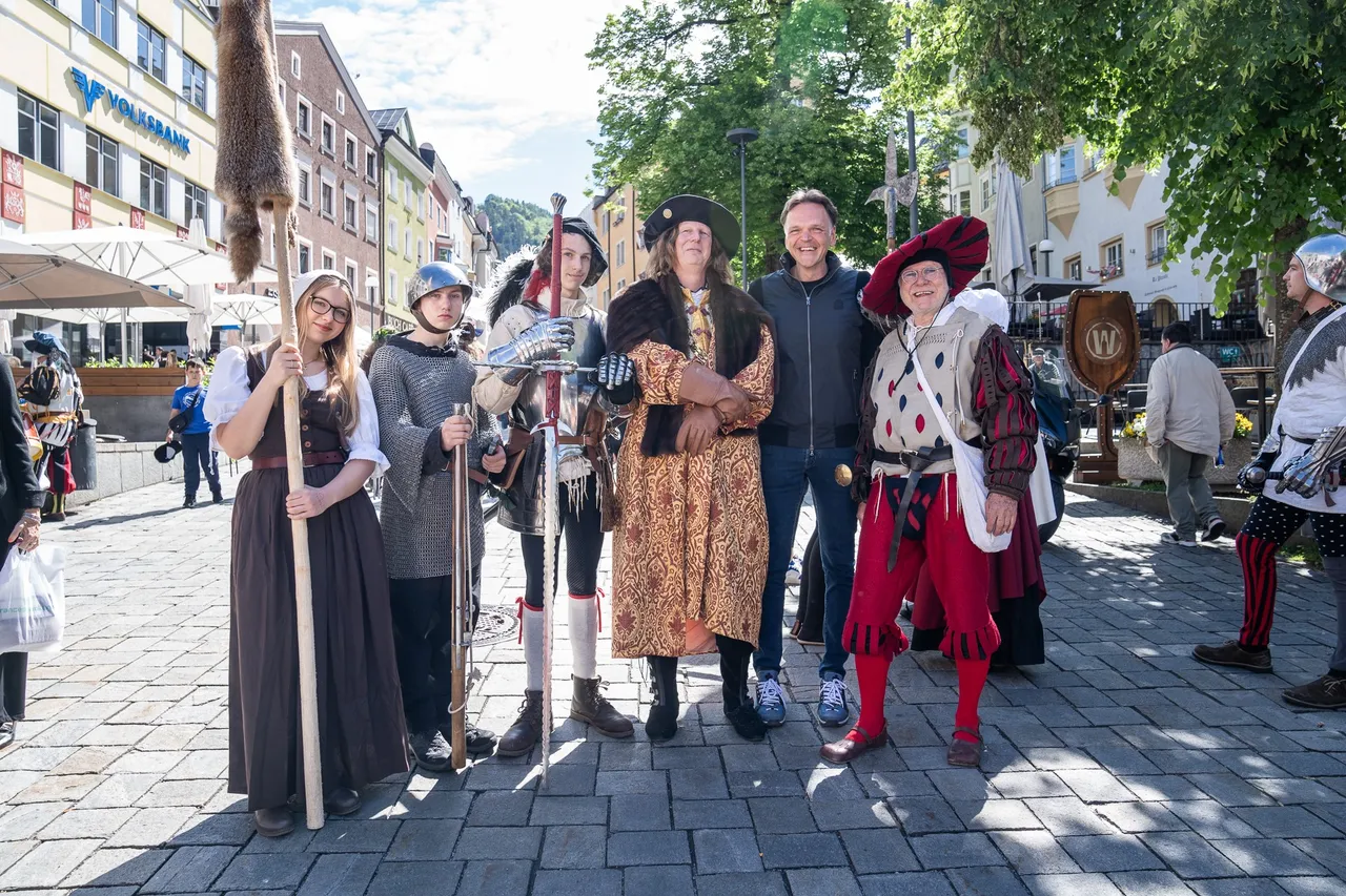 sechs Personen, fünf davon verkleidet, fotografiert in der Innenstadt