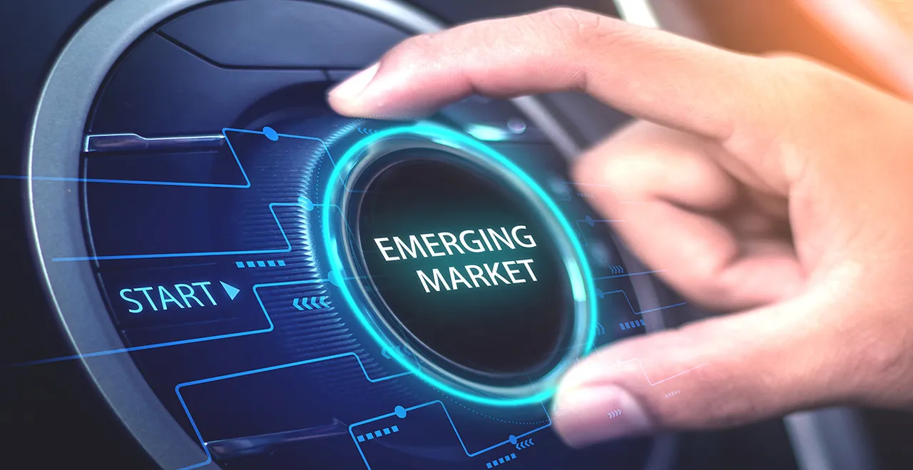 Symbolbild - Hand an einem elektronischen Drehregler mit der Aufschrift