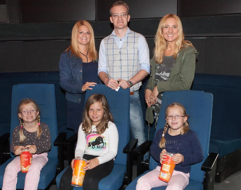 Verena Hellweger (links) und Sylvia Hauser (beide Marketing Sparkasse Schwaz) gemeinsam mit Harald Gamper vom Planetarium Schwaz
