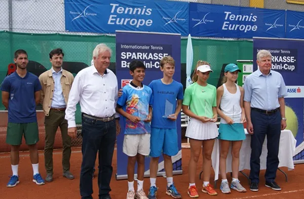 Die Organisatoren mit den 1. und 2. Platzierten in der Altersklasse U12. v.l.n.r. Pacheco Mendez, Patrick Jocwicki, Zuzanna Bednarz und Maria Popova.