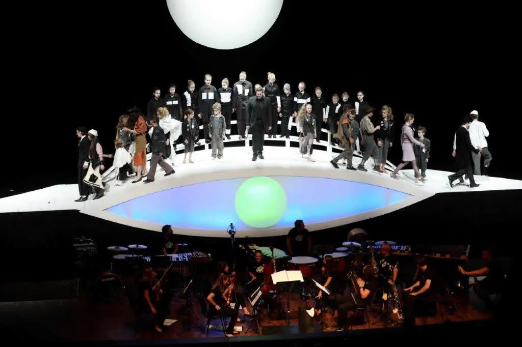 Personen gehend auf einer Bühne