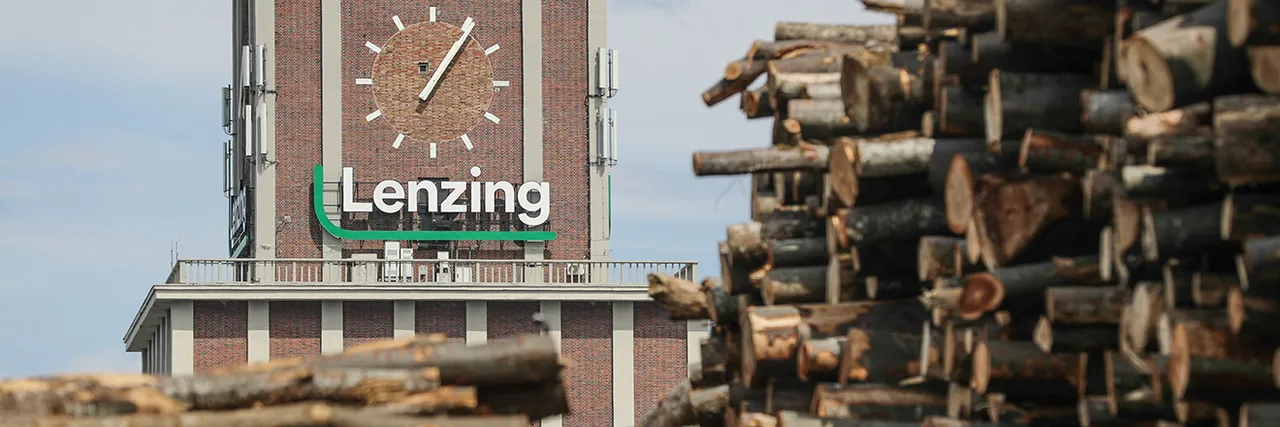 Lenzing - Außensicht Firmenstandort mit Holzlager