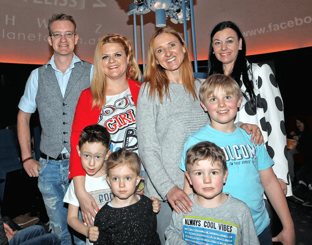 Harald Gamper (Planetarium), Verena Hellweger u. Sylvia Hauser (Sparkasse Schwaz) und Gabi Krieger-Wolf (von links)