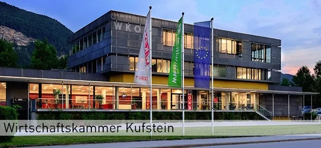 Gebäude der Wirtschaftskammer Kufstien in Abendlicht