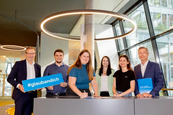 Von links: Mag. (FH) Ekkehard Koch, Leiter Region Graz Schlossberg Steiermärkische Sparkasse, Stefan Zeiringer, Vorsitzender ÖH Uni Graz, Anna Walter, 1. stellvertretende Wirtschaftsreferentin ÖH Uni Graz, Alexandra Egger, Leiterin Filiale Glacisstraße Steiermärkische Sparkasse, Maja Höggerl, 1. stellvertretende Vorsitzende ÖH Uni Graz, Peter Strohmaier, Leiter Retailvertrieb Steiermark Steiermärkische Sparkasse / Foto: Margit Kundigraber
