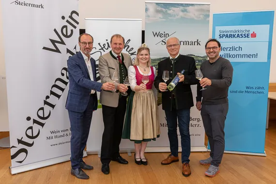 Drei Männder in Tracht.