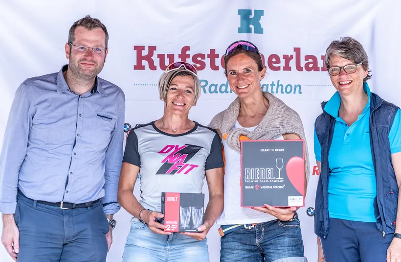 4 Personen lachen in die Kamera