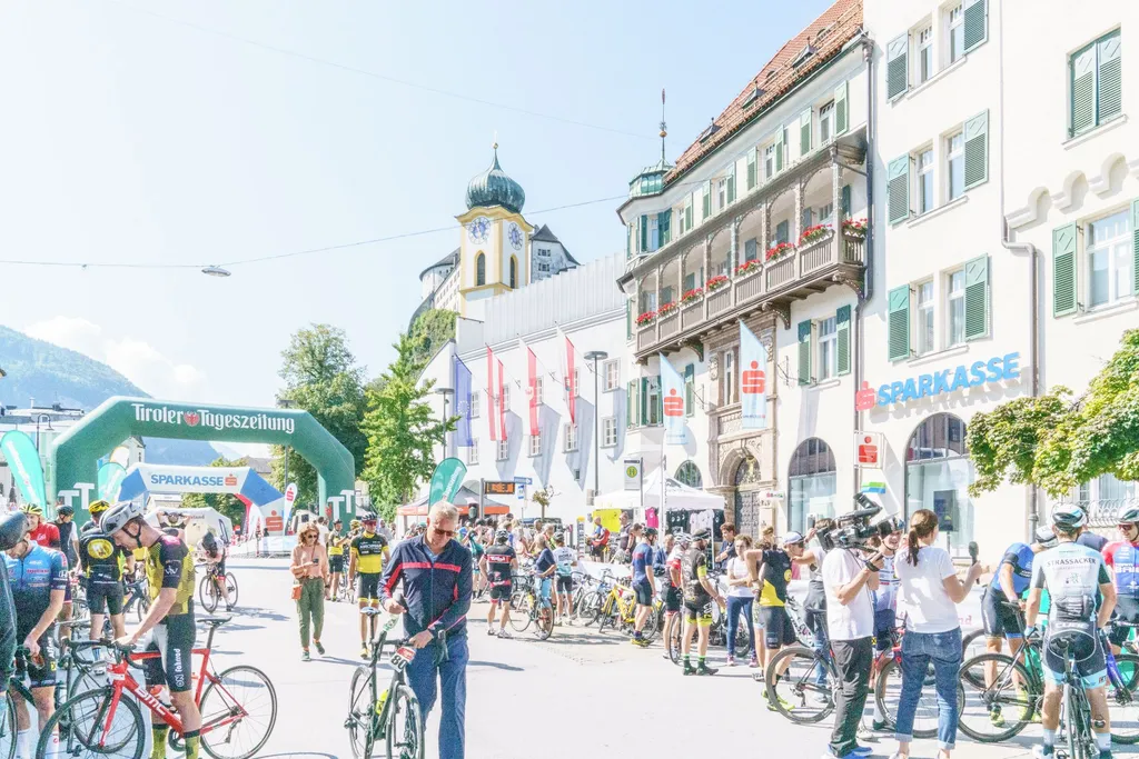oberer Stadtplatz mit einigen Radfahrern und blauem Himmel