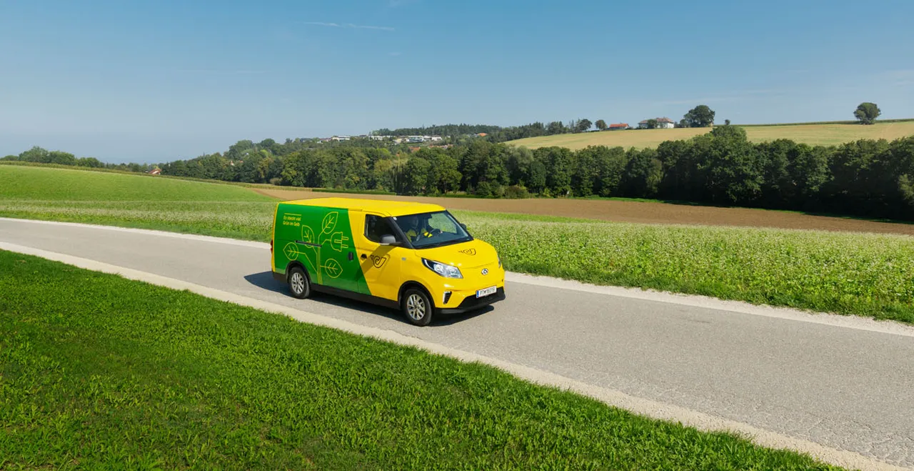 Post-Zustellauto unterwegs auf einer Straße in ländlicher Gegend