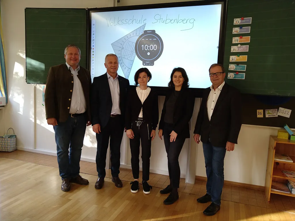 Der Bürgermeister von Stubenberg am See mit Johann Schweighofer und Dagmar Puchegger von der Sparkasse Pöllau, Direktorin der Schulen in Stubenberg am See