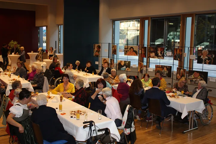 sitzende Personen welche sich unterhalten