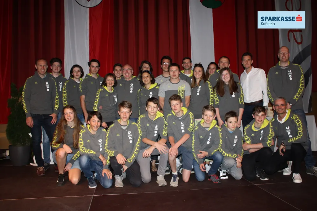Die Sportunion Sparkasse Kufstein präsentierte gemeinsam mit Sponsorvertreter Geschäftsstellenleiter Christian Greiderer (Filiale Kufstein/Sparchen) bei der diesjährigen Kufsteiner Sportler-Ehrung die neuen Sweater.