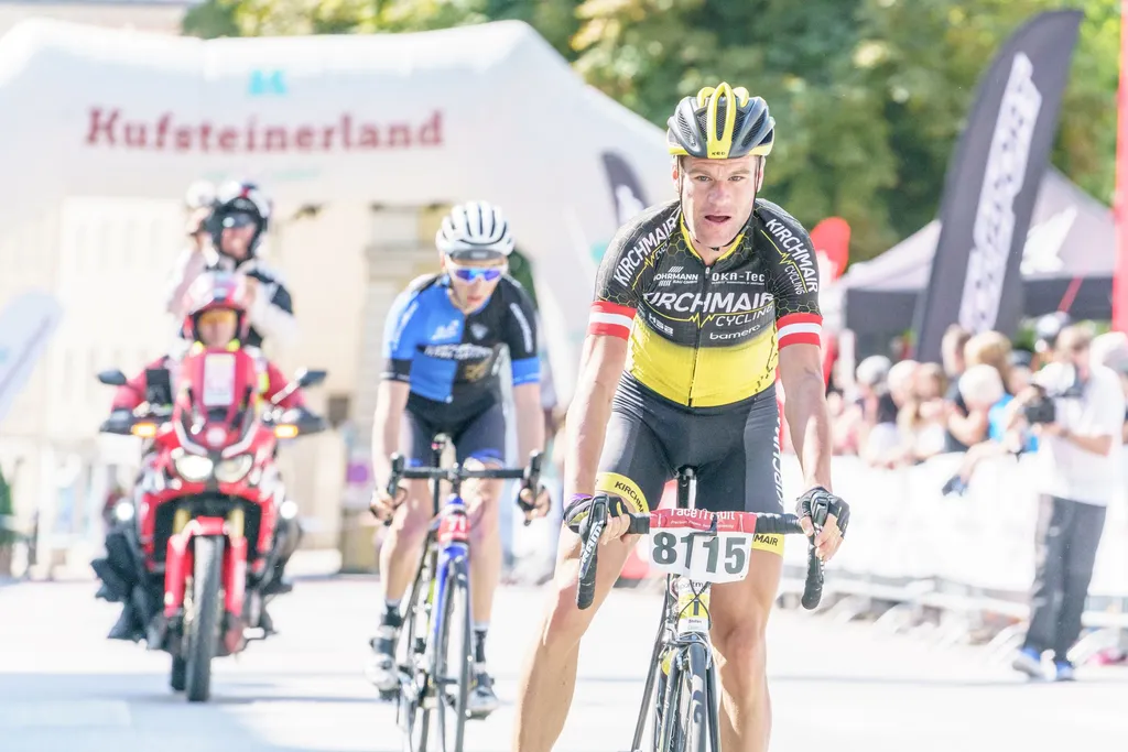 zwei Radfahrer hintereinander