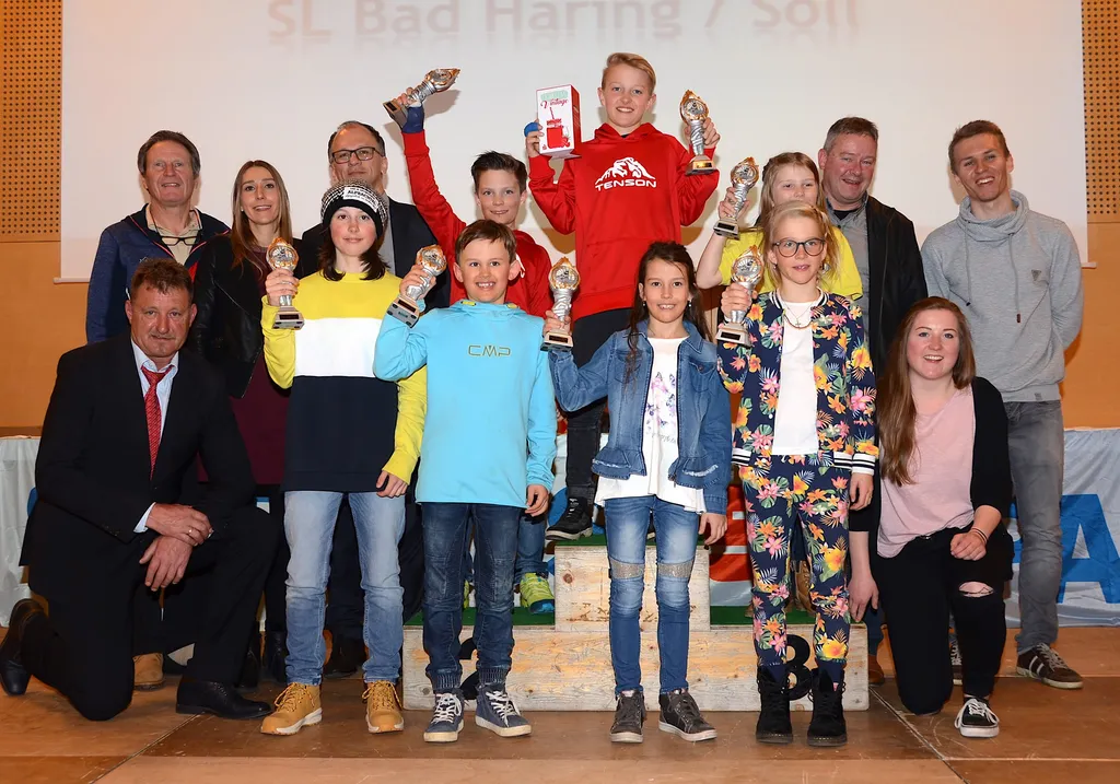 S Cup Kinder: Die Sieger der Kinderklassen mit TSV-Präsident Werner Margreiter, Bezirksreferent Josef Juffinger, dem Schwoicher Vizebgm. Peter Payr sowie den Sparkassen-Vertretern Georg Vorhofer und Angelika Hartl, BA.