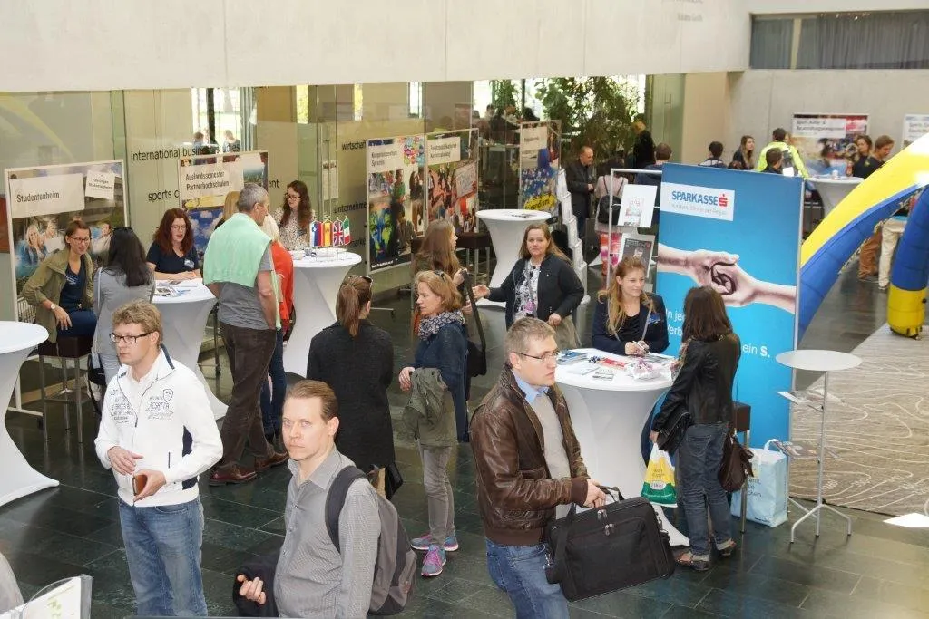 Sparkasse Aufsteller mit Stehtisch und vielen Menschen von oben fotografiert