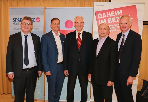 fünf Männer lachen in die Kamera 