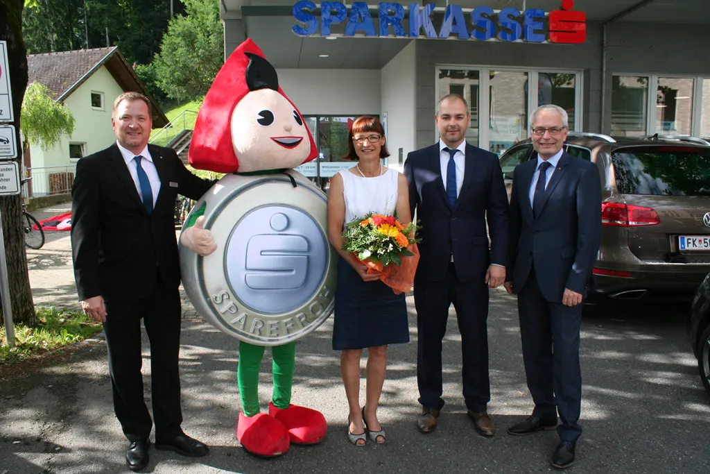 Freitag der offenen Tür in der neu umgebauten Nofler Sparkasse (v.l.): Filialleiter Roland Ladinek, Sparefroh, Ortsvorsteherin Doris Wolf, Vorstandsdirektoren Mag. (FH) Daniel Mierer und Mag. Anton Steinberger