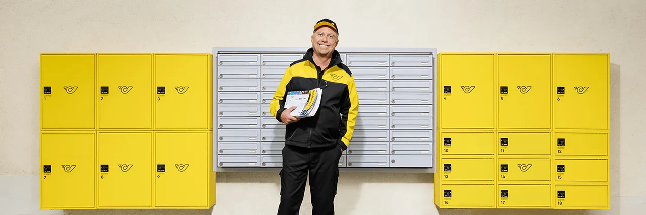 Post-Mitarbeiter vor Postkästen