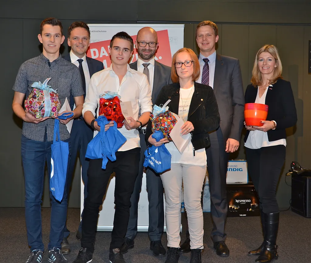 Sparkassenpreise beim Tyrol Skills Lehrlingswettbewerb 2016. V.l.n.r.: Matthias Huber, Prok. Otto Dialer (Bereichsleiter, Sparkasse Kufstein), Niklas Aschaber, Mag. (FH) Hannes Widmann (Leiter Vertriebs- und Personalmanagement, Sparkasse Kufstein), Maria Rendl,  Prok. Josef Moser (Bereichsleiter, Sparkasse Rattenberg) und Mag. Verena Weiler, WKO Kufstein.  Foto: hn media/Nageler