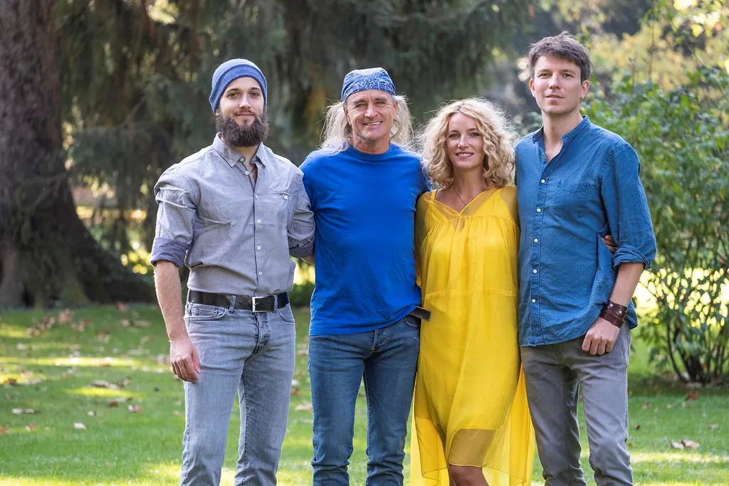 vier Personen posieren im Freien