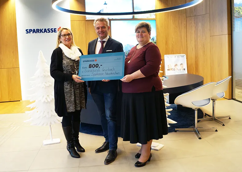 Scheckübergabe an Bürgermeister Steinwender