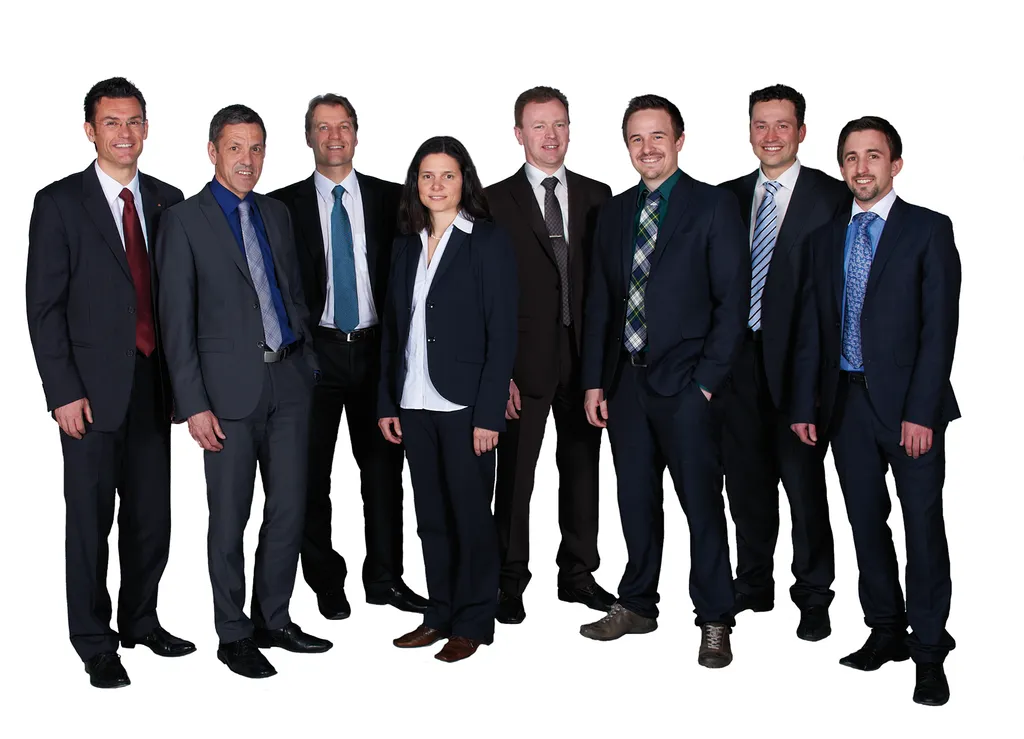 Spendenübergabe an das Antoniushaus (v.li.): Ulrich Knoll (Raiffeisen), Peter Peham (Volksbank), Thomas Vranjes mit Schwester Elisabeth und Günter Lampert (Antoniushaus), Martin Schieder (Hypo), Anton Steinberger (Sparkasse)