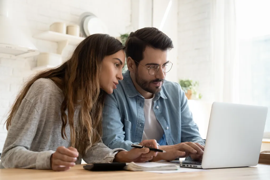 frau und mann vor notebook