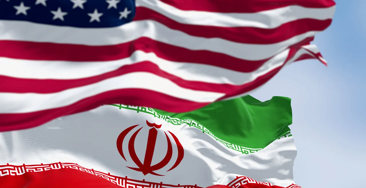 Die Flaggen der USA und des Iran wehen nebeneinander
