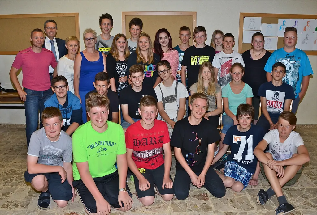 Gruppenbild von Jugendlichen und Erwachsenen Personen lachen in die Kamera