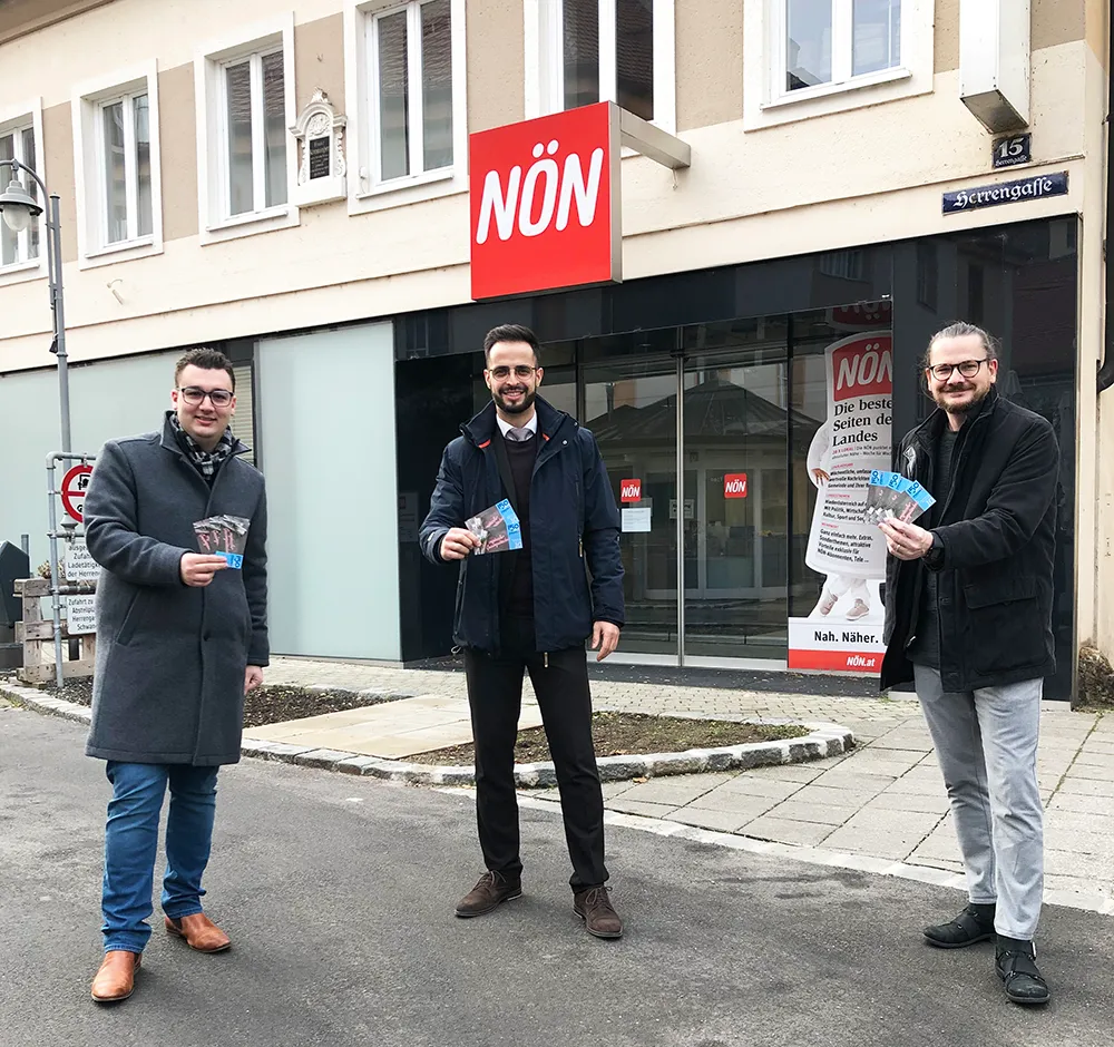 Übergabe der Genussgutscheine an die NÖN.