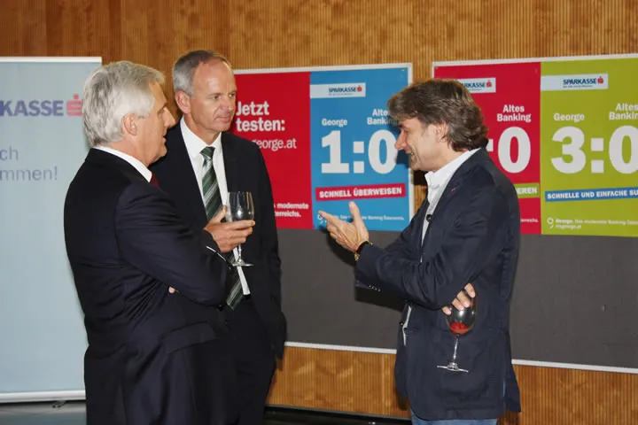 drei unterhaltende Männer