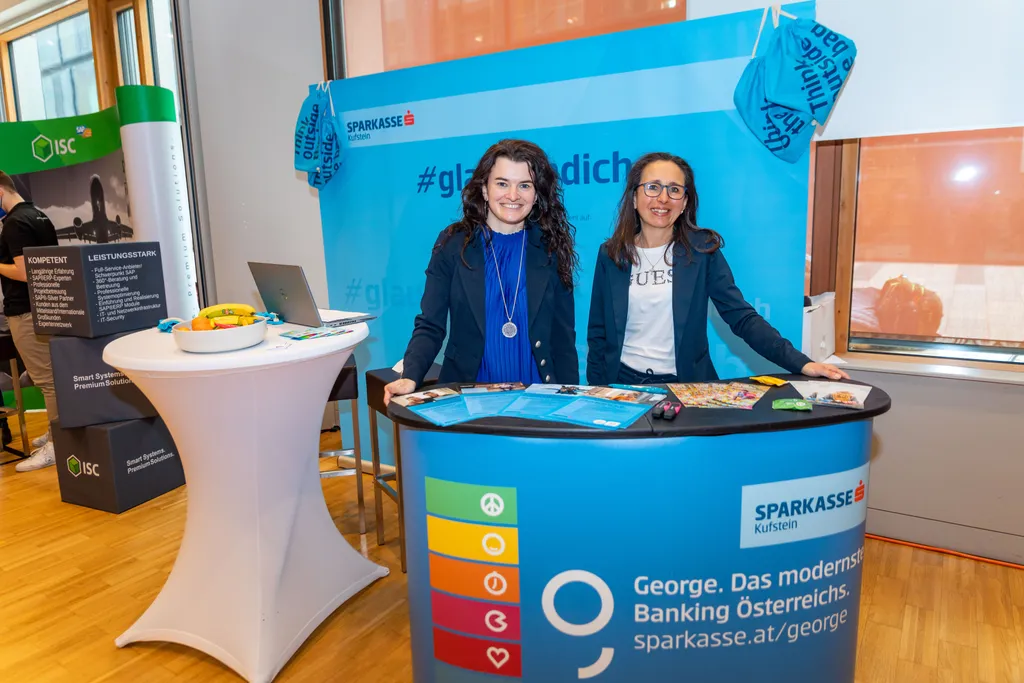 Zwei Damen vertreten den Stand der Sparkasse Kufstein