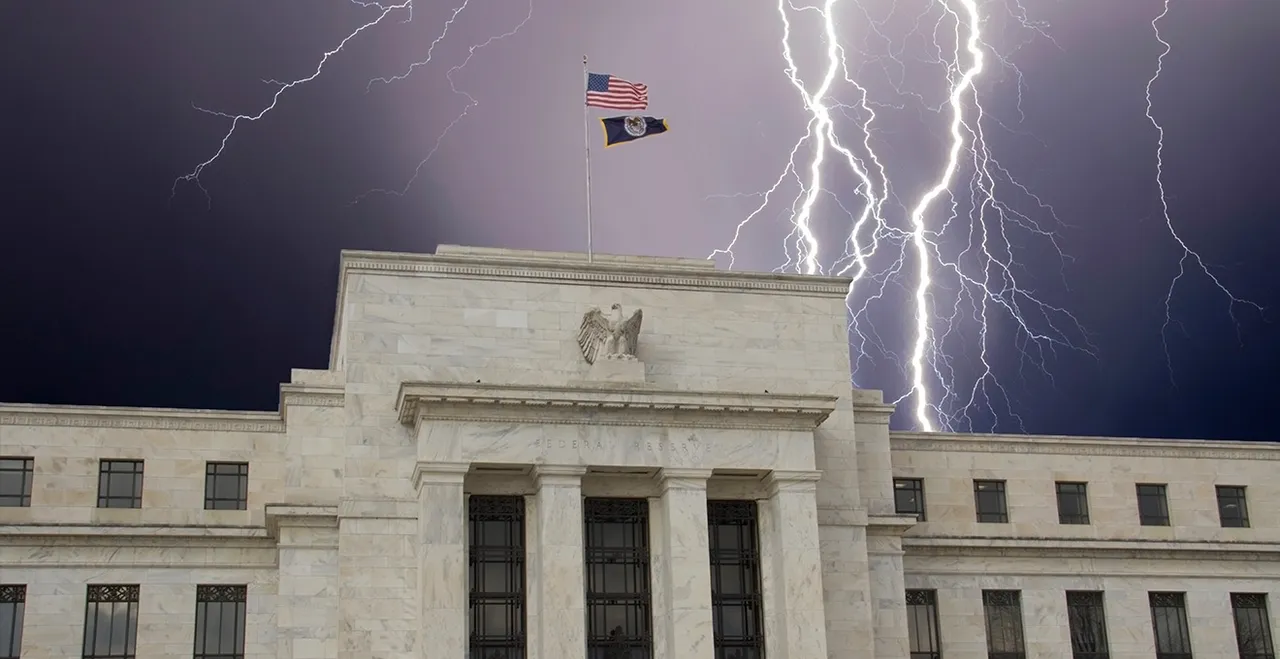 Gebäude der Fed mit verdunkeltem Himmel und Blitzen im Hintergrund