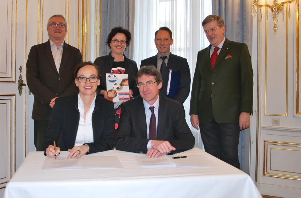 Bildungsministerin Sonja Hammerschmid und ÖSPV Generalsekretär Franz Portisch unterzeichnen Sponsoringverlängerung der „SPARKASSE Schülerliga“. Stehend v.l.n.r: Ewald Bauer (BMB), Astrid Kratschmann (s Bausparkasse), Markus Nepf (ÖSPV), Wilhelm Kraetschmer (ÖSPV) Foto: Sparkassenverband