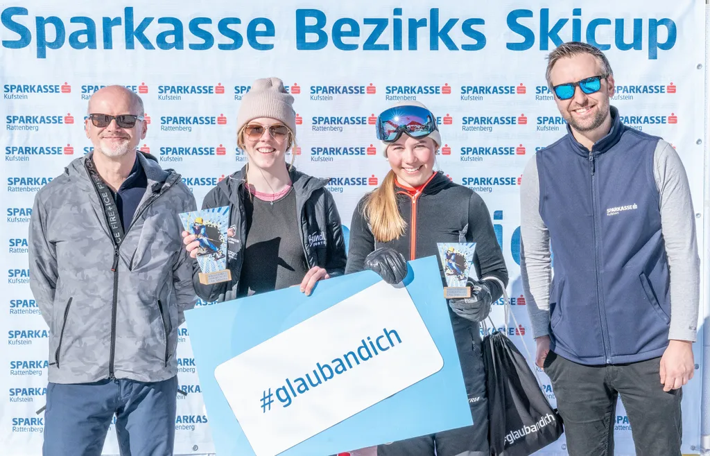 SIegerfoto, zwei junge Frauen zeigen Pokal und #glaubandich Schild