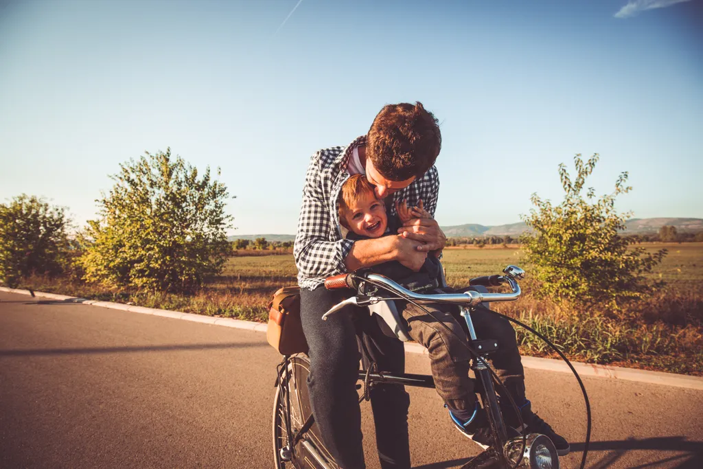 Vater und Sohn gemeinsam beim Radfahren.