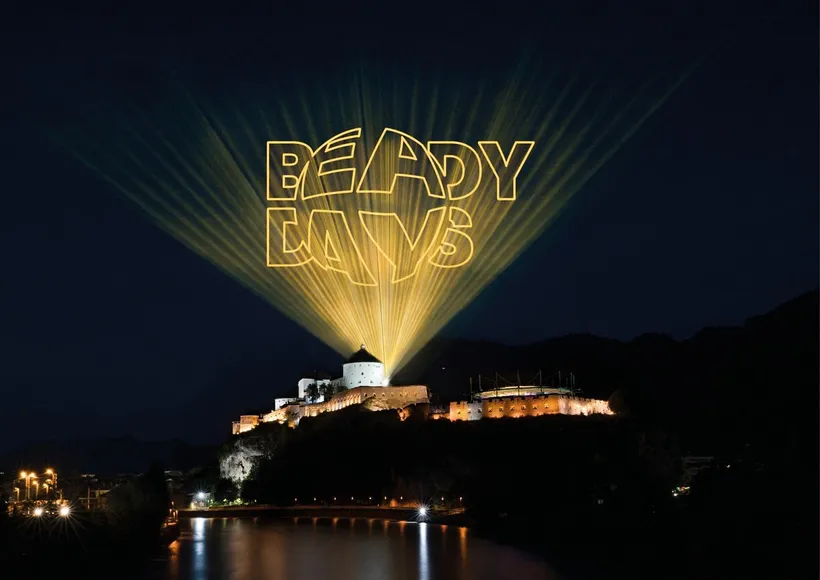 Beady days erleuchtet auf dunklem Himmel