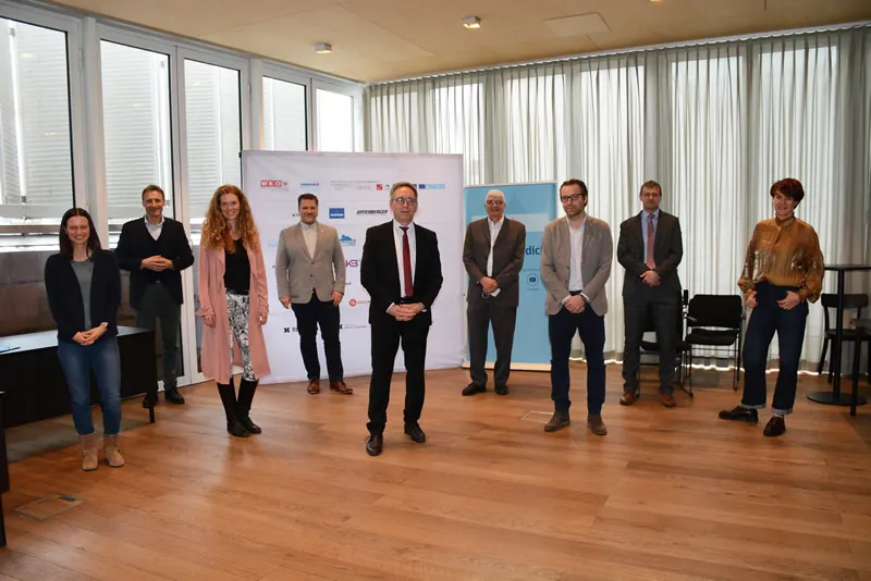 Die Jury kurz nach der Sitzung am 17. Februar, in der die fünf Gewinner gekürt wurden. Im Bild v.l.n.r.: Sa-bine Schernthaner (Kufgem Kufstein), Josef Feichtner (Unterberger Immobilien), Tanja Rehberger (STAD-TUP-Projektmanagerin, Standortmarketing Kufstein), Thomas Ebner (GF Stadtmarketing Kufstein), Bgm. Martin Krumschnabel, Claus Kohlbacher (GF Emberger Kohlbacher Rauch), Peter Wachter (GF Wirtschafts-kammer Kufstein), Roland Klingler (Sparkasse Kufstein) und Sandra Bodner (Bodner Gruppe).  Fotonachweis: Stadtgemeinde Kufstein/Kleinheinz