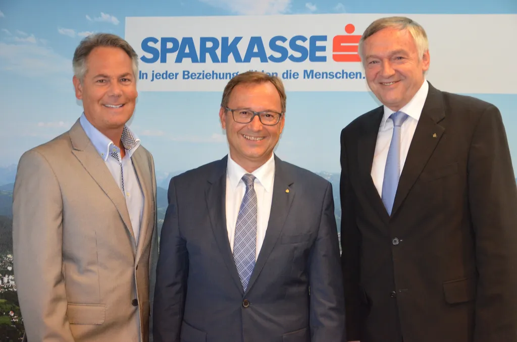 (v.l.n.r.): Ingo Hämmerle (Landesdirektor Vorarlberg s Versicherung), Werner Böhler (Sprecher Vorarlberger Sparkassen) und Heinz Schuster (Generaldirektor s Versicherung) - Fotocredit Dornbirner Sparkasse Bank AG, Abdruck honorarfrei