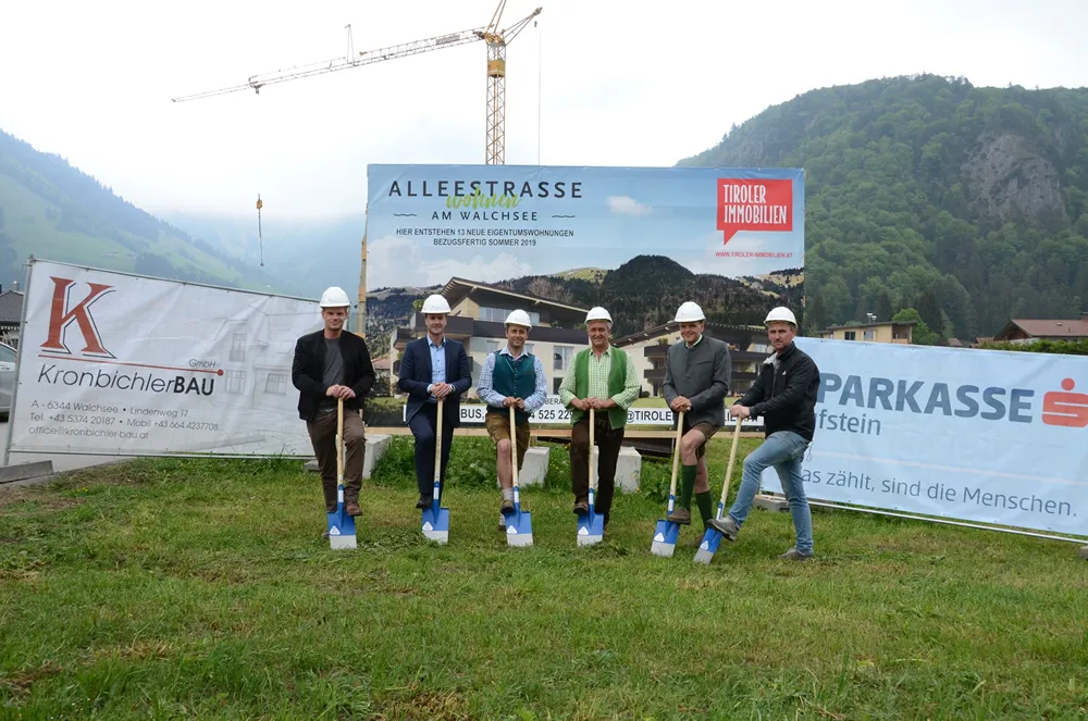 Spatenstich für die Wohnanlage Alleestraße in Walchsee – v.l.n.r.: DI (FH) Manuel Böhm (ausserer architecture),  Mario Tribus (TIV), Geschäftsstellenleiter Mag. (FH) Andreas Gasteiger (Sparkasse Kufstein), Bauherr Alois Fischbacher, Bereichsleiter Prok. Otto Dialer (Sparkasse Kufstein) und Baumeister Stefan Kronbichler. <br>  Foto: hn media/nageler