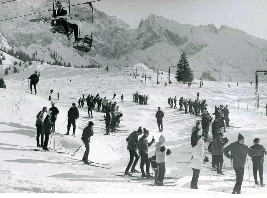 Skifahr-Kulisse in schwarz weiß