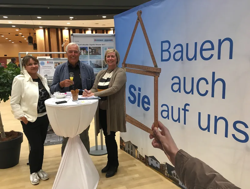 Bauen auch Sie auf uns - unter diesem Motto stand der gemeinsame Messestand 11 der Sparkasse Feldkirch und ihrer s Wohnbank mit den Partnern s Real und s Bausparkasse beim 4. Immobilien-Tag.