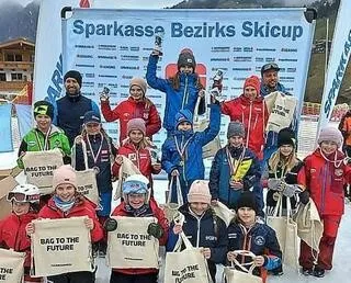 Kinder vom Sparkasse Bezirks Skicup zeigen stolz ihre Medaillen