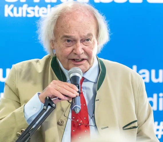 Herr redet in Mikrofon