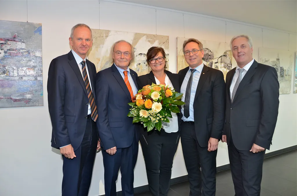 Eröffneten die Ausstellung „Kufstein“: V.l.n.r.: Vorstandsdirektor Klaus Felderer, Präsident Siegfried Günther, Künstlerin Gabi Kaltenböck, BM Mag. Martin Krumschnabel und Vorstandsdirektor Mag. Reinhard Waltl.     Foto: Nageler