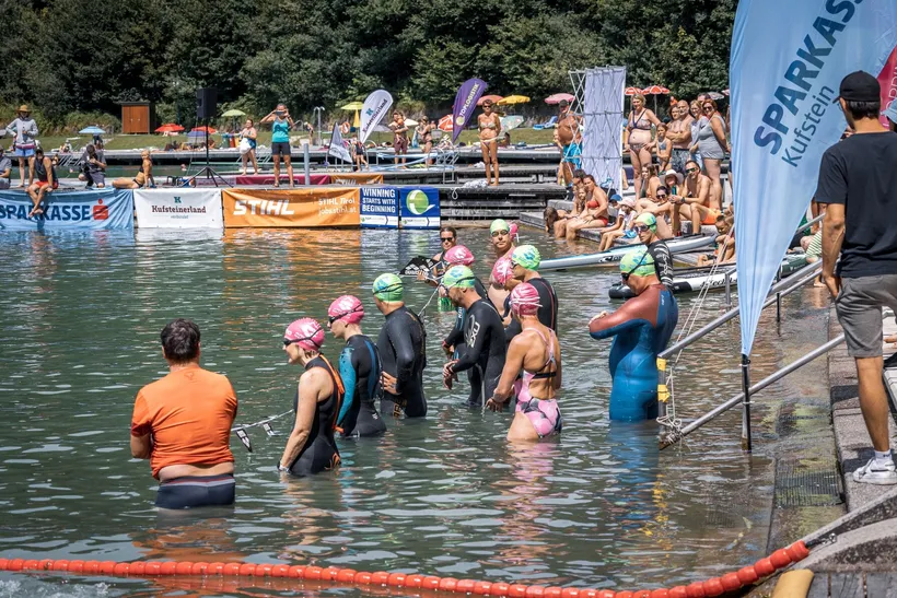 Sportler stehen wartend im Wasser
