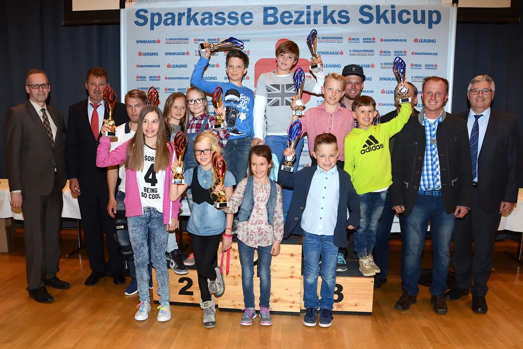 Die Sieger der Kinderklassen mit Bezirksreferent Josef Juffinger, seinem Stv. Michael Treichl, den Trainern Dominik Rechfelden und Christian Juffinger sowie den Sparkassen-Vertretern Vorstandsdirektor Friedl Anrain und Prok. Mag. Alois Loder. <br>Fotos: hn media/Nageler