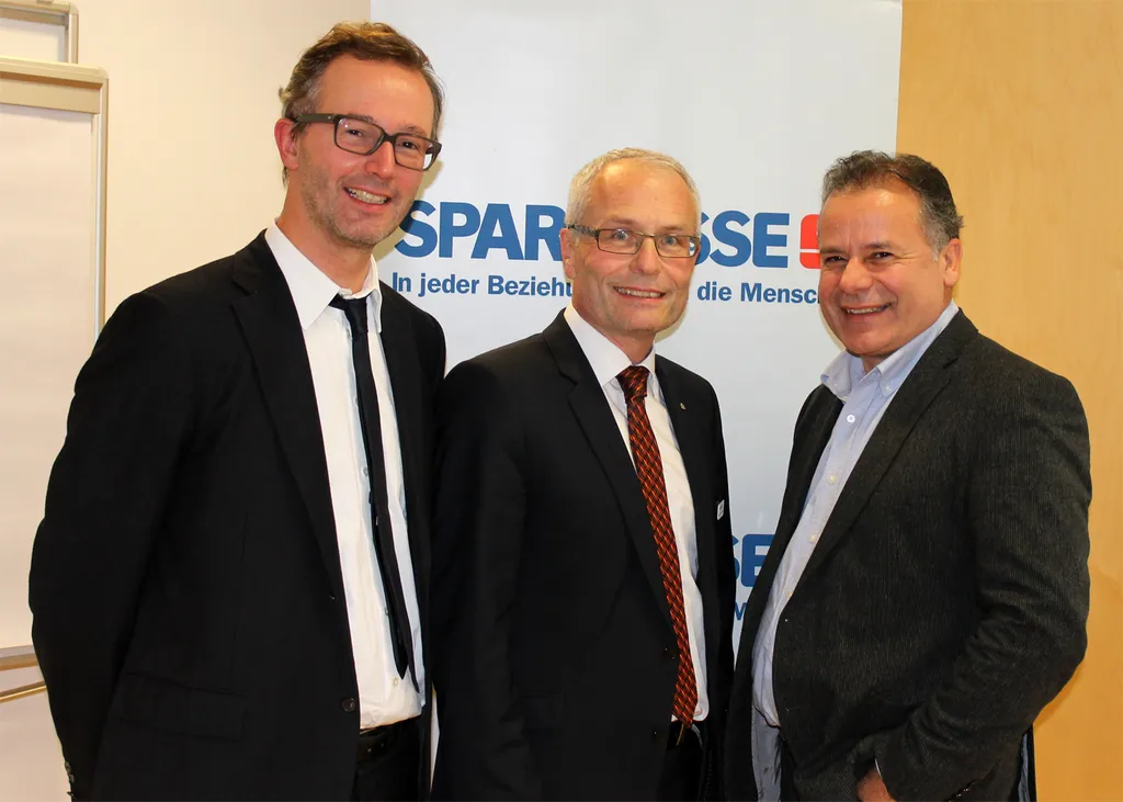 Notar Clemens Schmölz, Vorstandsdirektor Anton Steinberger mit Aktion Demenz-Obmann Norbert Schnetzer.