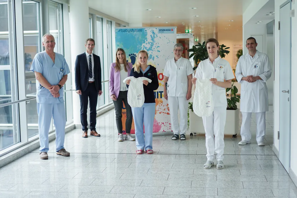 eine Gruppe von Menschen stehen versetzt und lächeln in die Kamera