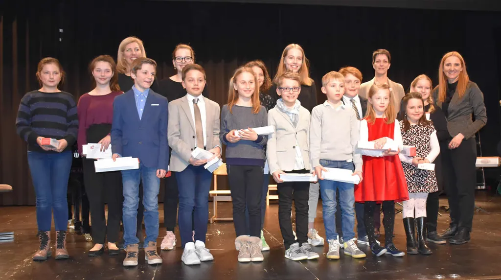Dr. Sonja Melzer (LMS Schwaz), Agnes Riccabona (Förderverein der LMS) und Sylvia Hauser (Sparkasse Schwaz) gratulierten herzlich zu den tollen Leistungen der jungen Künstlerinnen und Künstler<br>Bildrechte:Sparkasse Schwaz